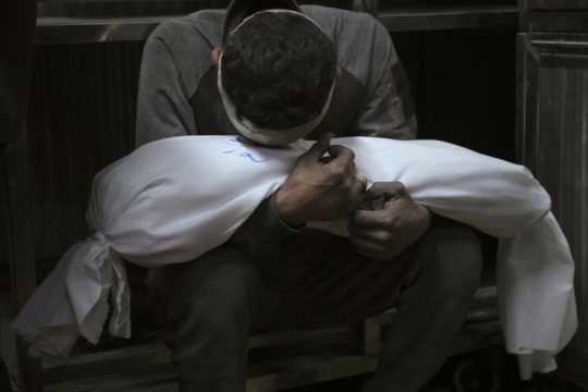 Γάζα: Πατέρας κρατάει στην αγκαλιά του το νεκρό παιδί του